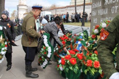 9 мая сотрудники музея-заповедника возложили венки у памятника на Привокзальном и на обелиске в центре города.